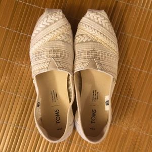 TOMS Women's Classic Canvas Slip-On Shoe, Size 6.5